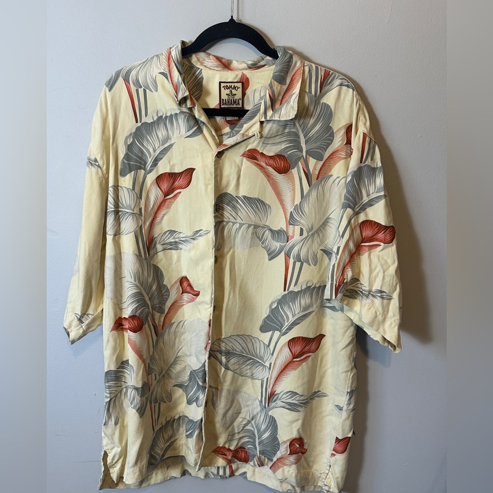 Tommy Bahama size large 100% silk Hawaiian shirt